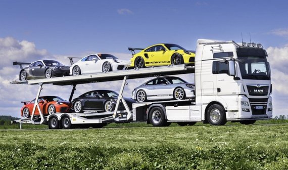 В Англии продают тягач с шестью Porsche. Один из них может стоить более $ 1 млн