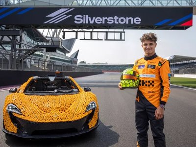 Норрис проехал на LEGO McLaren P1 в Сильверстоуне.