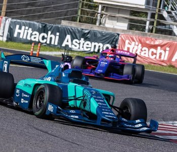 Квят провел показательные заезды серии A2RL на финальном этапе Super Formula