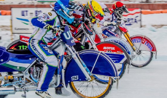 Гонщик влетел в судейский пост на чемпионате России по мотогонкам на льду