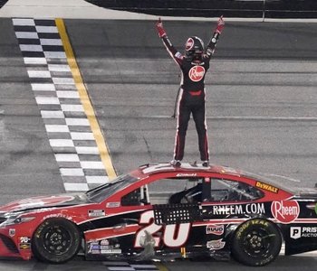 Белл стал победителем в гонке NASCAR Xfinity
