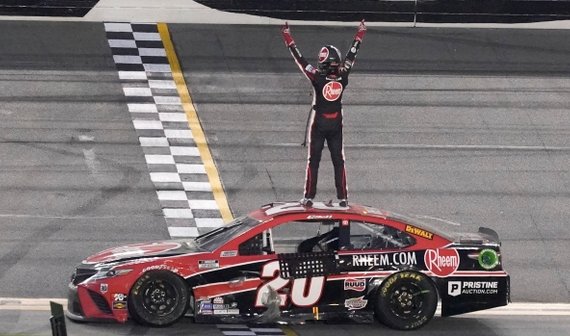 Белл стал победителем в гонке NASCAR Xfinity