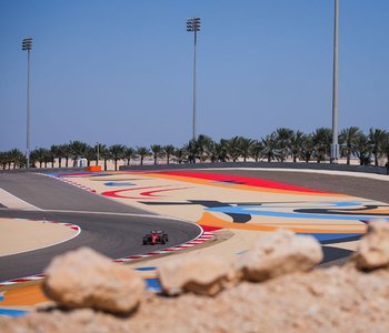 Леклер показал лучший результат на утренней сессии второго дня тестов в Бахрейне