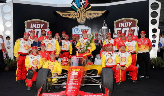 Ньюгарден выигрывает Indy 500 второй год подряд.