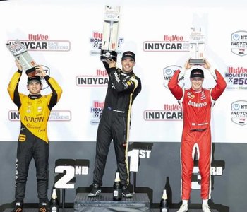 Маклоклин выиграл первую гонку IndyCar в Айове.