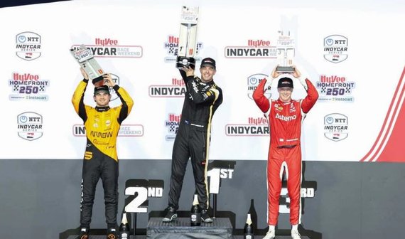 Маклоклин выиграл первую гонку IndyCar в Айове.